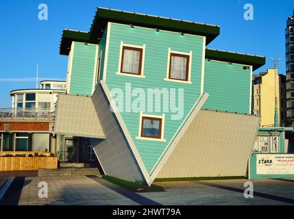 Umgekehrtes Haus an der Strandpromenade von Brighton Stockfoto