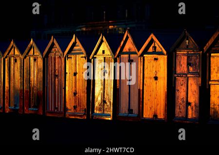 Strandhütten, die bei Sonnenuntergang glühen Stockfoto