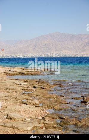 Blick vom Korallenstrand von Eilat in Richtung Aqaba in Jordanien (Eilat. Israel). Coral Beach Nature Reserve in Eilat, einem der schönsten Korallenriffe der Insel Stockfoto