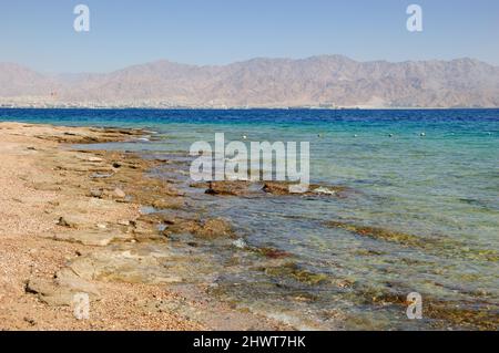 Blick vom Korallenstrand von Eilat in Richtung Aqaba in Jordanien. Eilat. Israel. Coral Beach Nature Reserve in Eilat, einem der schönsten Korallenriffe der Welt Stockfoto