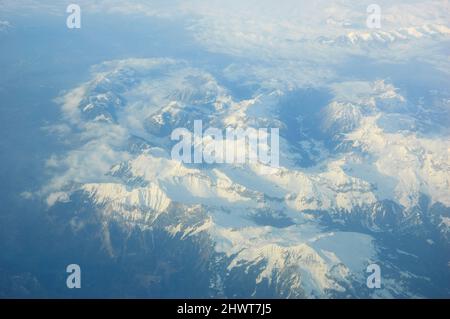 Luftaufnahme der verschneiten Berge. Stockfoto