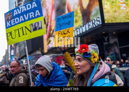 Tausende Ukrainisch-Amerikaner und ihre Anhänger protestieren am Samstag, dem 5. März 2022, auf dem Times Square in New York gegen die russische Invasion und zeigen Unterstützung für die Bürger der Ukraine. (© Richard B. Levine) Stockfoto