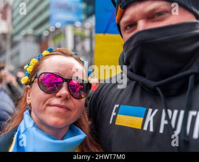 Tausende Ukrainisch-Amerikaner und ihre Anhänger protestieren am Samstag, dem 5. März 2022, auf dem Times Square in New York gegen die russische Invasion und zeigen Unterstützung für die Bürger der Ukraine. (© Richard B. Levine) Stockfoto