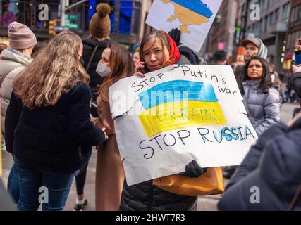 Tausende Ukrainisch-Amerikaner und ihre Anhänger protestieren am Samstag, dem 5. März 2022, auf dem Times Square in New York gegen die russische Invasion und zeigen Unterstützung für die Bürger der Ukraine. (© Richard B. Levine) Stockfoto