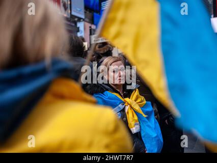 Tausende Ukrainisch-Amerikaner und ihre Anhänger protestieren am Samstag, dem 5. März 2022, auf dem Times Square in New York gegen die russische Invasion und zeigen Unterstützung für die Bürger der Ukraine. (© Richard B. Levine) Stockfoto