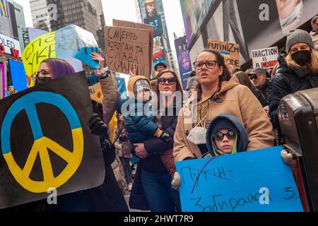 Tausende Ukrainisch-Amerikaner und ihre Anhänger protestieren am Samstag, dem 5. März 2022, auf dem Times Square in New York gegen die russische Invasion und zeigen Unterstützung für die Bürger der Ukraine. (© Richard B. Levine) Stockfoto