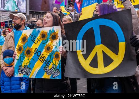 Tausende Ukrainisch-Amerikaner und ihre Anhänger protestieren am Samstag, dem 5. März 2022, auf dem Times Square in New York gegen die russische Invasion und zeigen Unterstützung für die Bürger der Ukraine. (© Richard B. Levine) Stockfoto