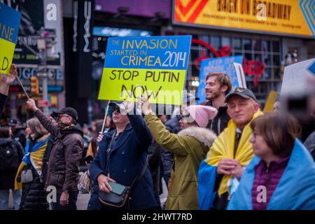 Tausende Ukrainisch-Amerikaner und ihre Anhänger protestieren am Samstag, dem 5. März 2022, auf dem Times Square in New York gegen die russische Invasion und zeigen Unterstützung für die Bürger der Ukraine. (© Richard B. Levine) Stockfoto