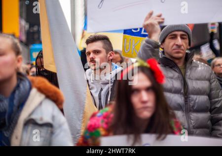 Tausende Ukrainisch-Amerikaner und ihre Anhänger protestieren am Samstag, dem 5. März 2022, auf dem Times Square in New York gegen die russische Invasion und zeigen Unterstützung für die Bürger der Ukraine. (© Richard B. Levine) Stockfoto