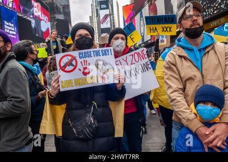 Tausende Ukrainisch-Amerikaner und ihre Anhänger protestieren am Samstag, dem 5. März 2022, auf dem Times Square in New York gegen die russische Invasion und zeigen Unterstützung für die Bürger der Ukraine. (© Richard B. Levine) Stockfoto