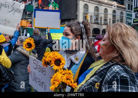 Tausende Ukrainisch-Amerikaner und ihre Anhänger protestieren am Samstag, dem 5. März 2022, auf dem Times Square in New York gegen die russische Invasion und zeigen Unterstützung für die Bürger der Ukraine. (© Richard B. Levine) Stockfoto