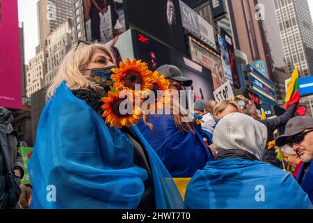 Tausende Ukrainisch-Amerikaner und ihre Anhänger protestieren am Samstag, dem 5. März 2022, auf dem Times Square in New York gegen die russische Invasion und zeigen Unterstützung für die Bürger der Ukraine. (© Richard B. Levine) Stockfoto