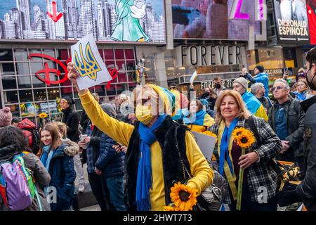 Tausende Ukrainisch-Amerikaner und ihre Anhänger protestieren am Samstag, dem 5. März 2022, auf dem Times Square in New York gegen die russische Invasion und zeigen Unterstützung für die Bürger der Ukraine. (© Richard B. Levine) Stockfoto