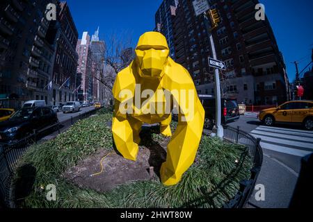 Mojo the Gorilla, Teil des Zoos auf der Park Avenue, Skulptur des Künstlers Idriss B., wird in den Park Avenue Medians im Murray Hill Viertel von New York installiert, gesehen am Mittwoch, 2. März 2022. Präsentiert von Patrons of Park Avenue, besteht die Installation im Murray Hill-Viertel aus „Polysauren“ und „Polymals“, Origami-polygonalen Tierskulpturen, die bis Februar 2023 zu sehen sind. (© Richard B. Levine) Stockfoto