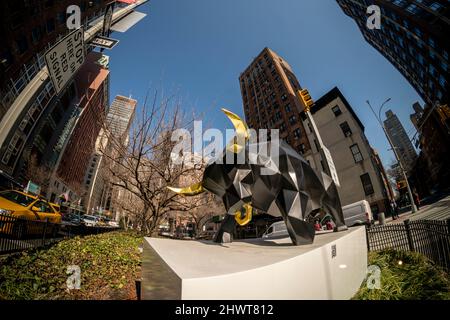 Urus the Buffalo, Teil des Zoos auf der Park Avenue, Skulptur des Künstlers Idriss B., wird in den Park Avenue Medians im Murray Hill Viertel von New York installiert, gesehen am Mittwoch, 2. März 2022. Präsentiert von Patrons of Park Avenue, besteht die Installation im Murray Hill-Viertel aus „Polysauren“ und „Polymals“, Origami-polygonalen Tierskulpturen, die bis Februar 2023 zu sehen sind. (© Richard B. Levine) Stockfoto