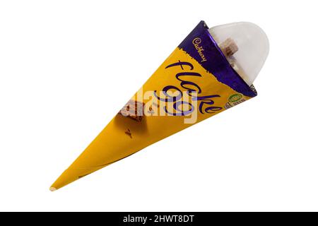 Cadbury Flake 99 Vanilleeis gekrönt mit Cadbury Flake Eiscreme isoliert auf weißem Hintergrund Stockfoto