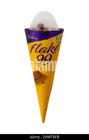 Cadbury Flake 99 Vanilleeis gekrönt mit Cadbury Flake Eiscreme isoliert auf weißem Hintergrund Stockfoto