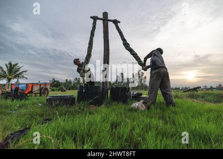 Vietnamesischer Arbeiter Färbet das Gewebe im traditionellen Prozess in Vietnam Stockfoto