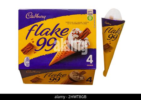 Schachtel mit Cadbury Flake 99 Vanilleeis, gekrönt mit Cadbury Flake Eiscreme, wobei eines auf weißem Hintergrund isoliert entfernt wurde Stockfoto