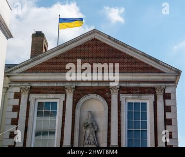 Windsor, Großbritannien. 7.. März 2022. Eine ukrainische Flagge flattert im Wind über dem Guildhall in Windsor in Solidarität mit dem Volk der Ukraine nach dem russischen Einmarsch in die Ukraine. Im historischen Guildhall in Windsor hielten Prinz Charles und Camilla, Herzogin von Cornwall, ihren zivilen Hochzeitsdienst ab. Prinz Charles hat zusammen mit anderen Mitgliedern der britischen Königsfamilie eine großzügige Spende für die ukrainische Krise gemacht. Quelle: Maureen McLean/Alamy Live News Stockfoto