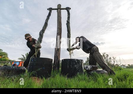 Vietnamesischer Arbeiter Färbet das Gewebe im traditionellen Prozess in Vietnam Stockfoto