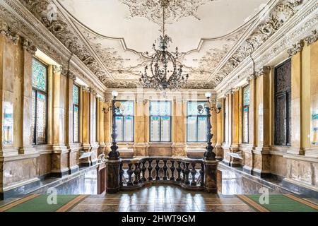 Alte hölzerne dekorative Baluster Antike hölzerne Treppe. Dekorative Geländer aus Holz geschnitzt Stockfoto