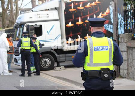 Notdienste kommen, nachdem ein großer Lastwagen in die Tore der russischen Botschaft in Dublin abgestürzt ist. Ein Mann wurde am Montag von der irischen Polizei verhaftet. Bilddatum: Montag, 7. März 2022. Stockfoto