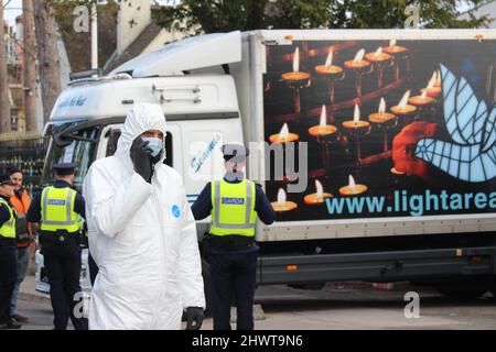 Notdienste kommen, nachdem ein großer Lastwagen in die Tore der russischen Botschaft in Dublin abgestürzt ist. Ein Mann wurde am Montag von der irischen Polizei verhaftet. Bilddatum: Montag, 7. März 2022. Stockfoto