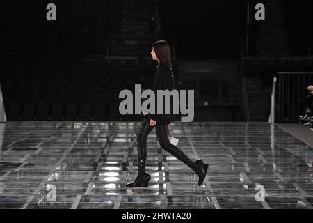 Ein Model geht auf der Fashion Show von Givenchy im Herbst Winter 2022 auf der Fashion Show der Kollektionen auf der Paris Fashion Week in Paris, Frankreich, am 6 2022. März. (Foto von Jonas Gustavsson/Sipa USA) Stockfoto