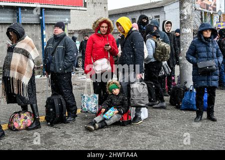 Nicht exklusiv: SAPORISCHSCHSCHJA, UKRAINE - 07. MÄRZ 2022 - Bürger warten auf Evakuierungszüge, Saporischschschja, Südost-Ukraine Stockfoto