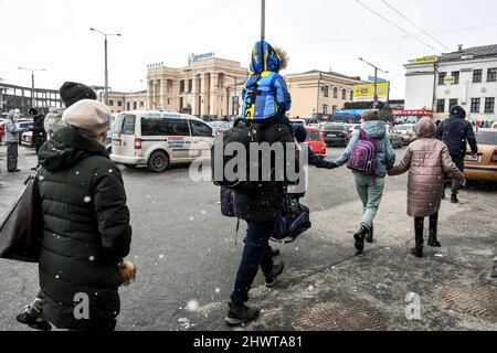 Nicht exklusiv: SAPORISCHSCHSCHJA, UKRAINE - 07. MÄRZ 2022 - Bürger warten auf Evakuierungszüge, Saporischschschja, Südost-Ukraine Stockfoto