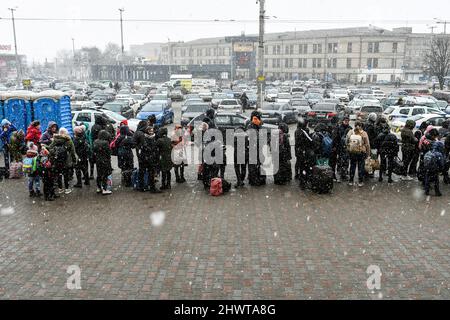 Nicht exklusiv: SAPORISCHSCHSCHJA, UKRAINE - 07. MÄRZ 2022 - Bürger warten auf Evakuierungszüge, Saporischschschja, Südost-Ukraine Stockfoto