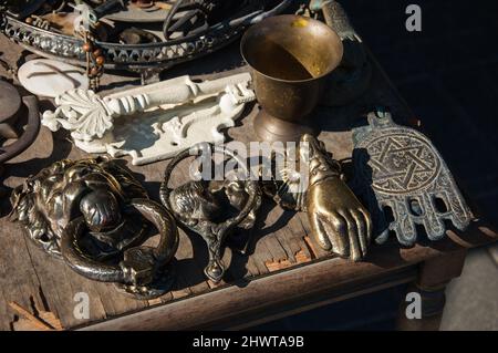 Uralte Türknöpfe und Türknöpfe in verschiedenen Formen (Löwe, verliebtes Paar, Hand, Hamsa mit David-Star) auf dem Flohmarkt in Old Jaffa, Israel. Stockfoto