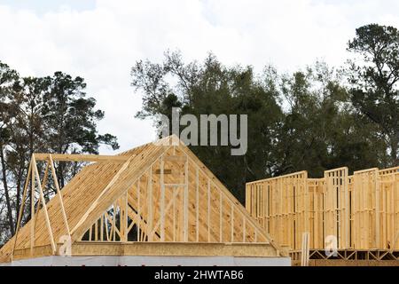 Schräg angewinkelter Dachfirst-Bereich eines neu errichteten Hauses Stockfoto