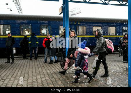 Nicht exklusiv: SAPORISCHSCHSCHJA, UKRAINE - 07. MÄRZ 2022 - Bürger warten auf Evakuierungszüge, Saporischschschja, Südost-Ukraine Stockfoto