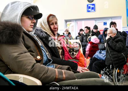 Nicht exklusiv: SAPORISCHSCHSCHJA, UKRAINE - 07. MÄRZ 2022 - Bürger warten auf Evakuierungszüge, Saporischschschja, Südost-Ukraine Stockfoto