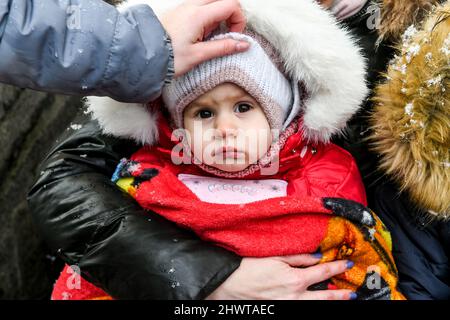 Nicht exklusiv: SAPORISCHSCHSCHJA, UKRAINE - 07. MÄRZ 2022 - Ein Mädchen wartet auf einen Evakuierungszug, Saporischschschja, Südost-Ukraine Stockfoto