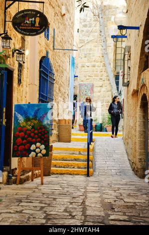 TEL AVIV-YAFO, ISRAEL - 18. FEBRUAR 2014: Touristen besuchen einzigartige Kunstgalerien gefunden in engen Gassen Old Jaffa. Stockfoto