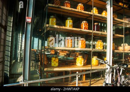 TEL AVIV-YAFO, ISRAEL - 18. FEBRUAR 2014: Outdoor des Yona Restaurants am Old Jaffa Hafen. Stockfoto