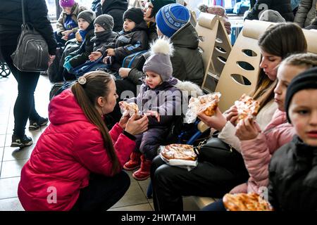 Nicht exklusiv: SAPORISCHSCHSCHJA, UKRAINE - 07. MÄRZ 2022 - Bürger warten auf Evakuierungszüge, Saporischschschja, Südost-Ukraine Stockfoto