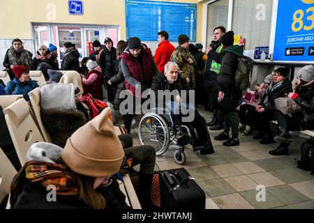 Nicht exklusiv: SAPORISCHSCHSCHJA, UKRAINE - 07. MÄRZ 2022 - Bürger warten auf Evakuierungszüge, Saporischschschja, Südost-Ukraine Stockfoto