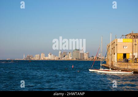 TEL AVIV-YAFO, ISRAEL - 18. FEBRUAR 2014: Tel Aviv Strand mit modernen Hotels und Einkaufszentren vom alten Jaffa Hafen aus gesehen. Gebäude der israelischen Pfadfinder Stockfoto