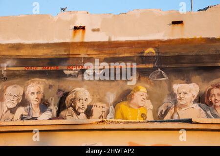 TEL AVIV-YAFO, ISRAEL - 18. FEBRUAR 2014: Berühmte jüdische Persönlichkeiten (Karl Marx, Freud, Golda Meir, Einstein, Ben Gurion, Herzl usw.) über Graffiti Stockfoto