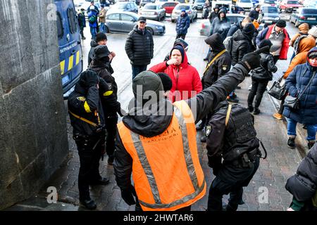 Nicht exklusiv: SAPORISCHSCHSCHJA, UKRAINE - 07. MÄRZ 2022 - Bürger warten auf Evakuierungszüge, Saporischschschja, Südost-Ukraine Stockfoto