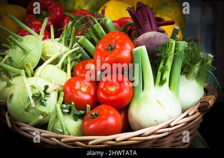 Frische Produkte im Korbkorb vom lokalen Bauernmarkt. Mediterrane Ernährung. Stockfoto