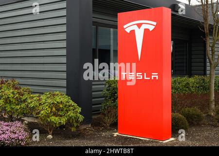 Seattle, WA, USA - 06. März 2022; Schild vor dem Tesla Showroom und Service Center in Seattle in Rot mit weißem Logo Stockfoto