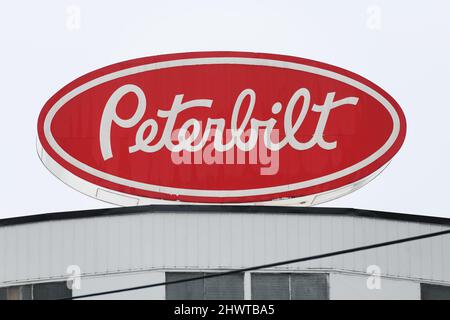 Seattle, WA, USA - 06. März 2022; Rot-weißes ovales Schild von Peterbilt auf einem Gebäude. Das LKW-Unternehmen ist Teil von PACCAT Stockfoto