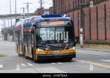 Seattle, WA, USA - 06. März 2022; King County Metro artikuliert Bus in Seattle mit Ziel der Georgetown Nachbarschaft Stockfoto