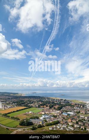 Blick über die Stadt North Berwick von The Law mit der Insel sof Fidra und dem Lamm in der Ferne. Stockfoto