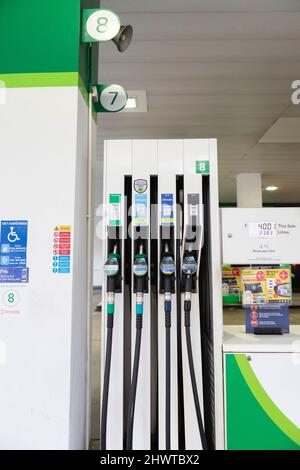 BP Tankstelle in Victoria, London, als die Ölpreise nach Angst vor russischer Aggression ansteigen. Stockfoto